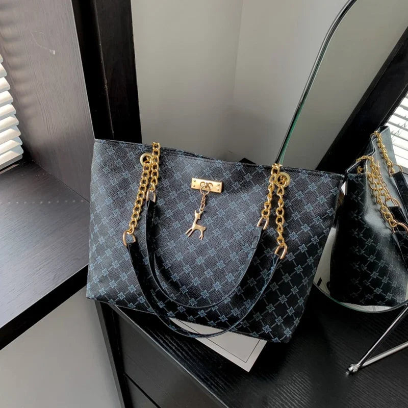 Nova presbiopia bolsa textura de couro macio grande capacidade bolsa feminina com acessórios pendurados bolsa de ombro