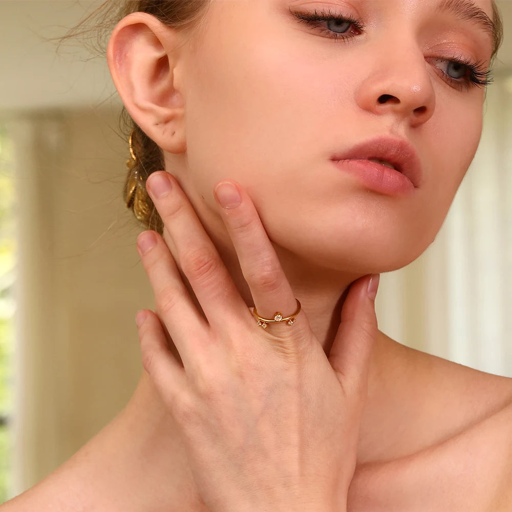 Ebbelle novo anel de coroa de strass branco sem manchas joias de aço inoxidável hipolergênico banhado a ouro 18k para mulheres e meninas