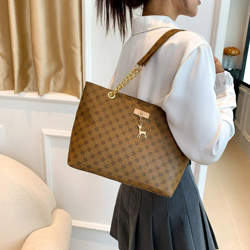 Nova presbiopia bolsa textura de couro macio grande capacidade bolsa feminina com acessórios pendurados bolsa de ombro