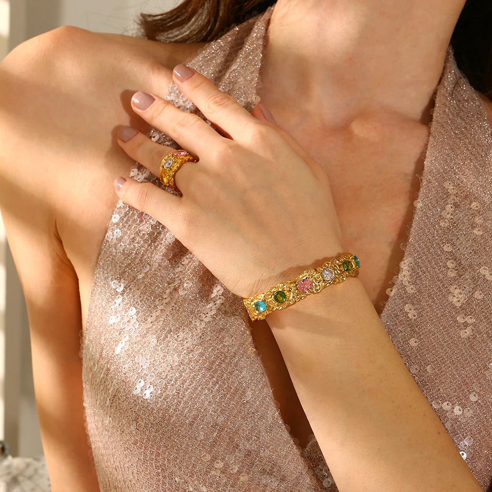 Anel banhado a ouro 18 k com Pedras Victória