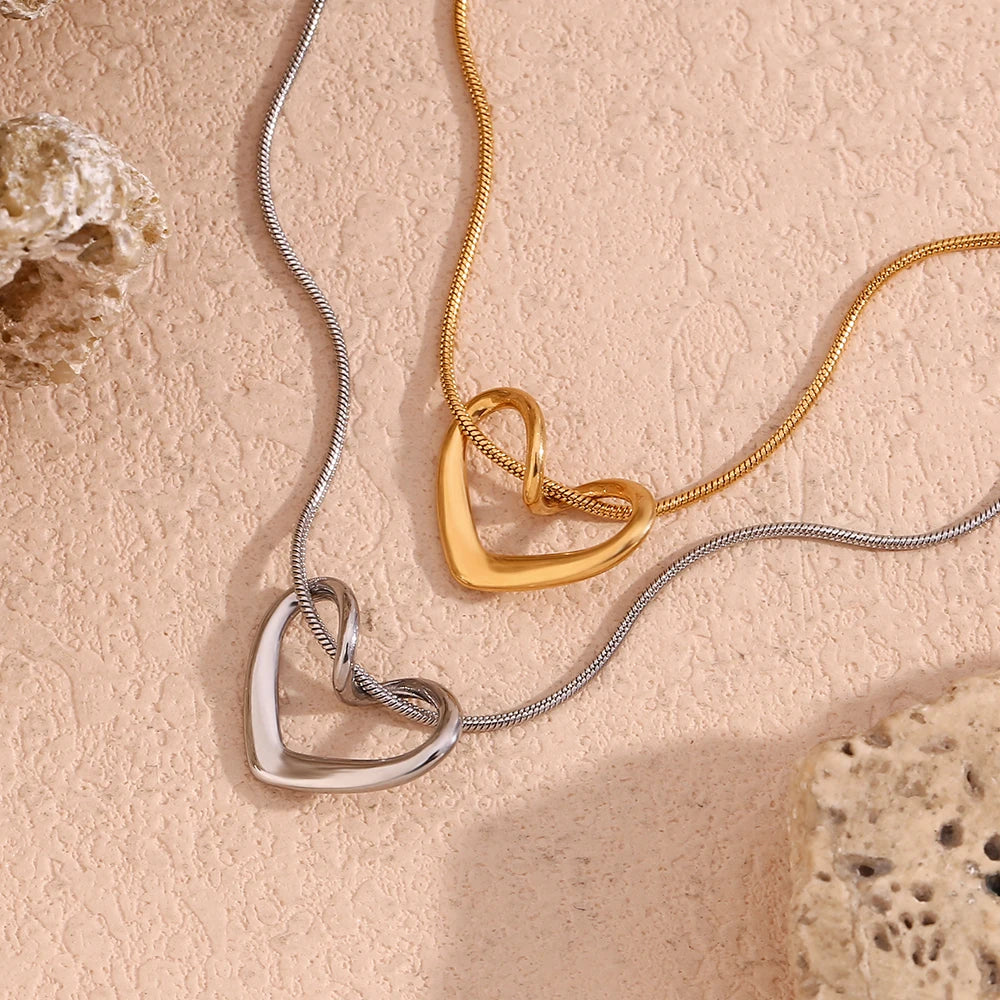 Ebbelle Colar com pingente de coração minimalista, corrente fina de cobra, decoração banhada a ouro 18K, joias de aço inoxidável 316L