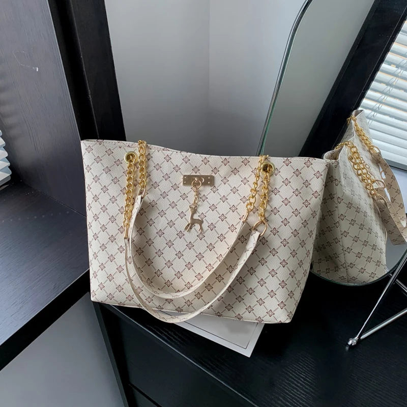 Nova presbiopia bolsa textura de couro macio grande capacidade bolsa feminina com acessórios pendurados bolsa de ombro